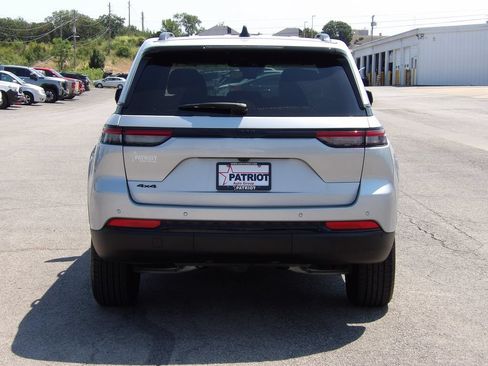 Used 2025 Jeep Grand Cherokee Altitude AWD/4WD image 29