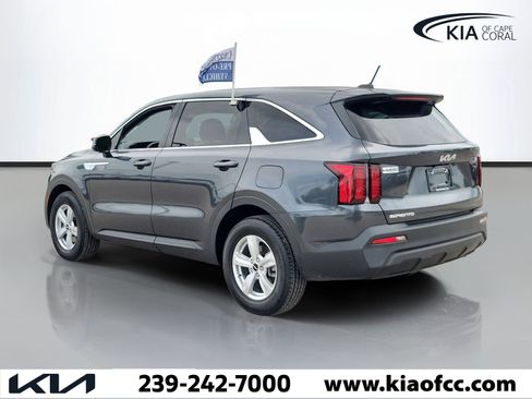 Certified 2023 Kia Sorento LX FWD image 4