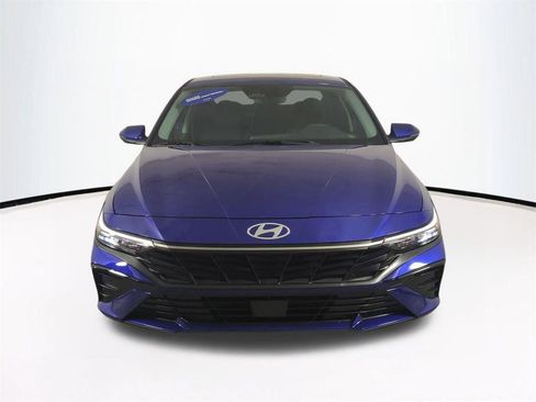 Certified 2025 Hyundai Elantra Limited FWD image 3