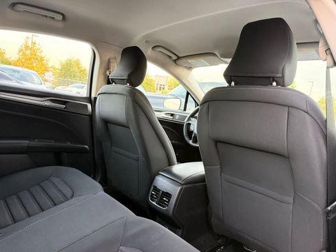 Used 2019 Ford Fusion SE FWD image 18