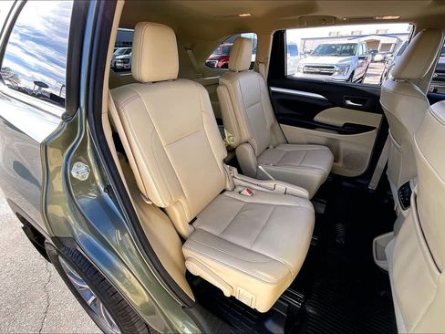 Used 2018 Toyota Highlander XLE image 19
