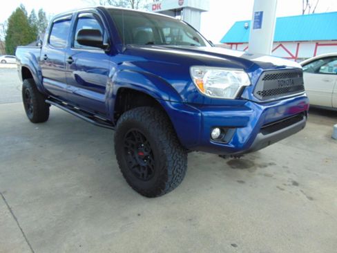 Used 2015 Toyota Tacoma 4x4 Double Cab w/ TRD Off-Road Package image 2