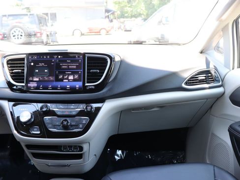 Used 2024 Chrysler Pacifica Touring-L FWD image 20