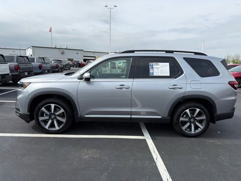 Used 2025 Honda Pilot Elite image 3