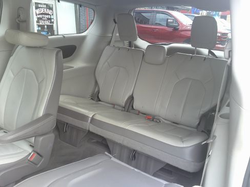 Used 2018 Chrysler Pacifica Touring-L FWD image 22