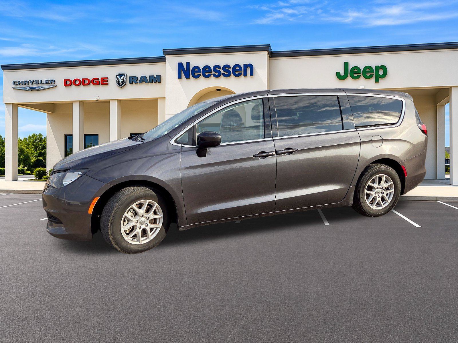 Used 2023 Chrysler Voyager LX FWD image 3