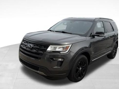Used 2018 Ford Explorer XLT w/ Equipment Group 202A AWD/4WD image 2