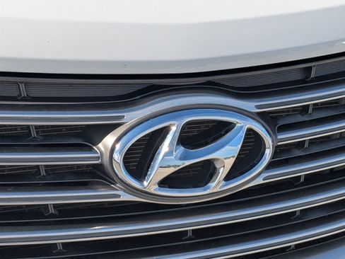 Used 2018 Hyundai Santa Fe SE image 11