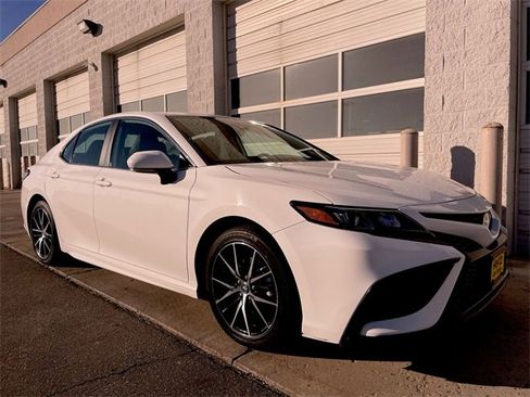 Used 2024 Toyota Camry SE image 10