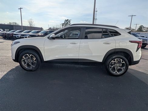 Used 2025 Chevrolet Trax LT w/ Driver Confidence Package image 8