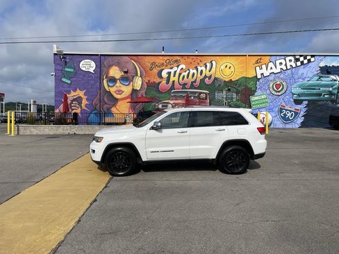 Used 2017 Jeep Grand Cherokee Limited AWD/4WD image 2
