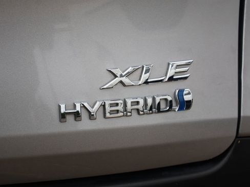 Used 2024 Toyota Sienna XLE image 7