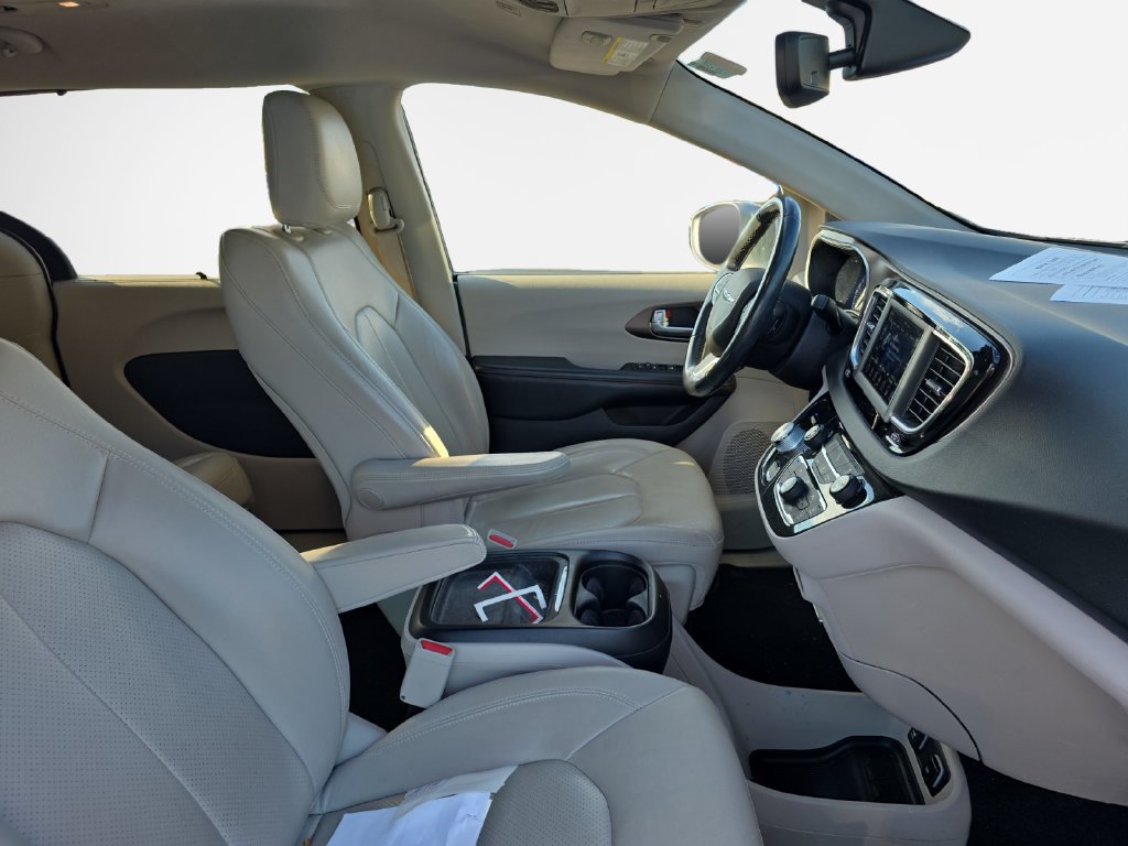 Used 2019 Chrysler Pacifica Touring-L FWD image 24
