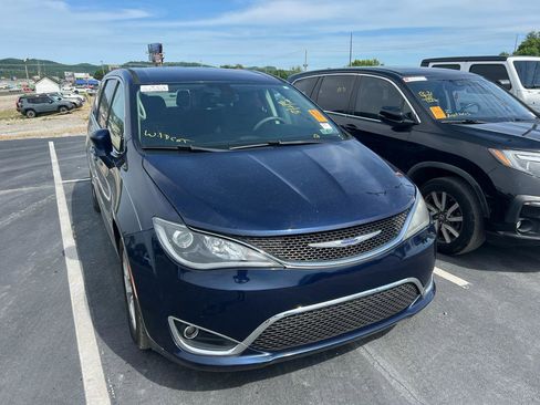 Used 2018 Chrysler Pacifica Touring Plus w/ Tire & Wheel Group FWD image 2