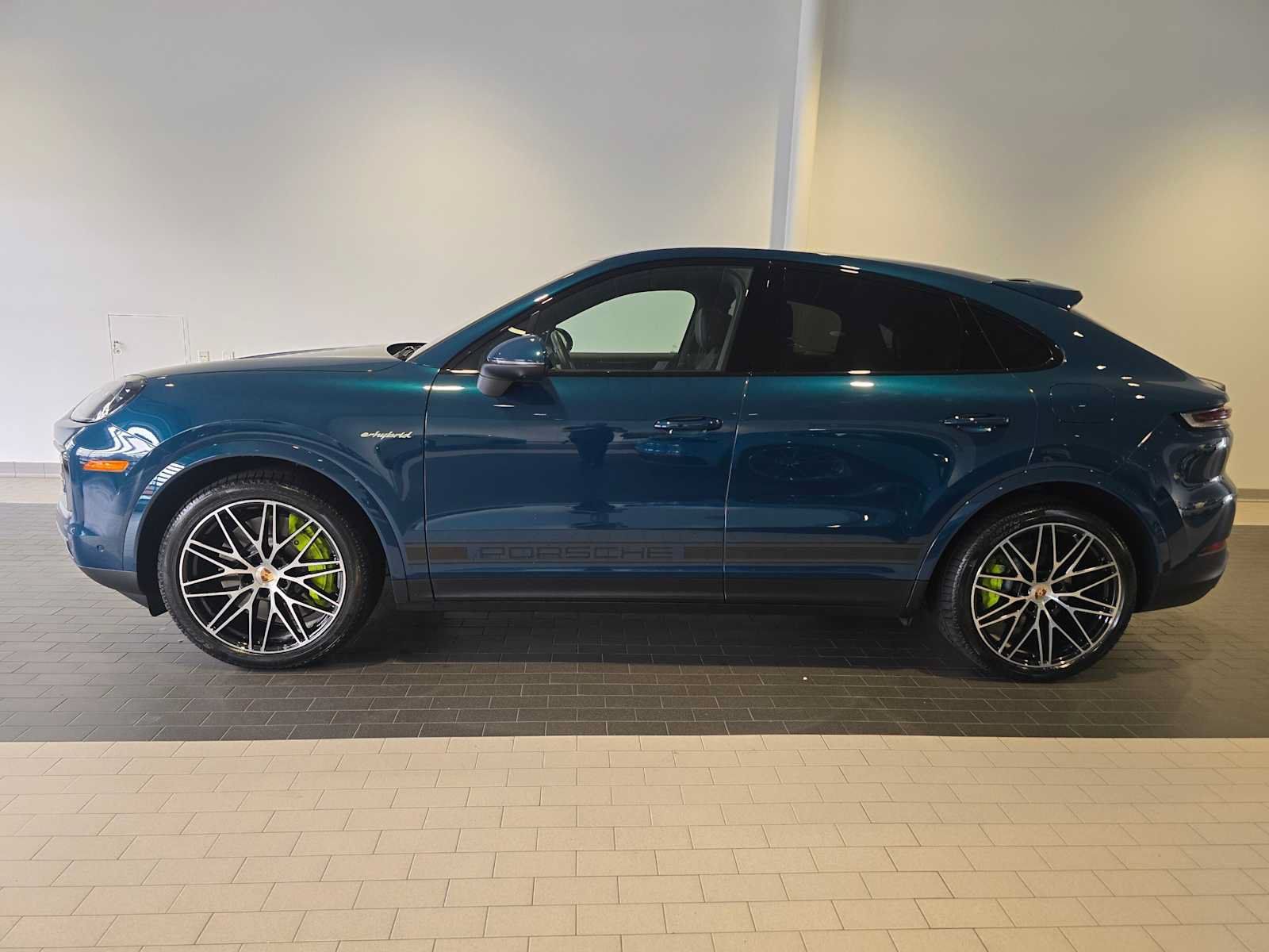 Used 2025 Porsche Cayenne E-Hybrid Coupe AWD/4WD image 2
