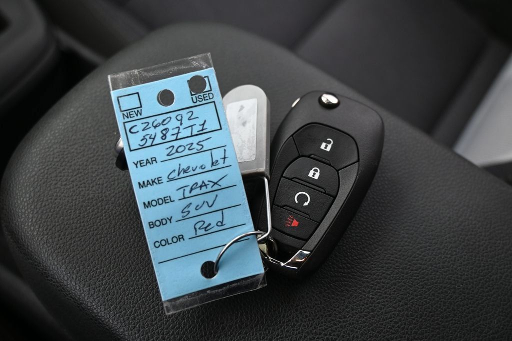 Used 2025 Chevrolet Trax RS w/ Sunroof Package FWD image 18