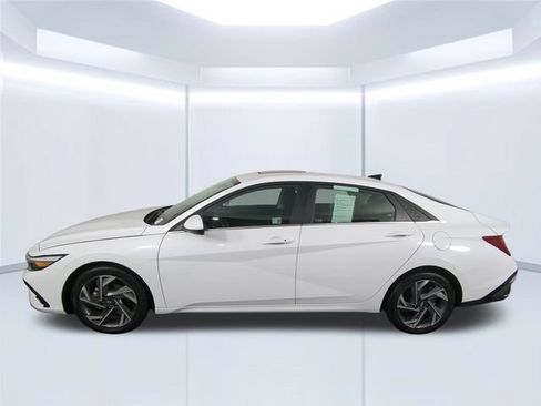 Used 2025 Hyundai Elantra SEL FWD image 14