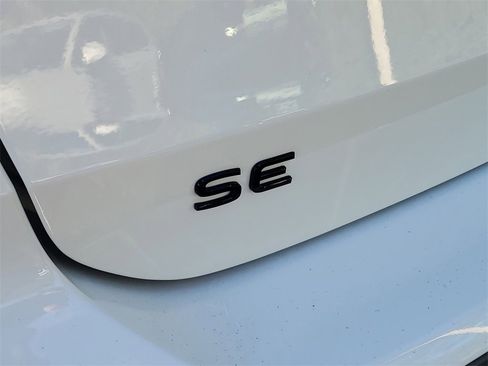 New 2026 Volkswagen Taos SE image 6