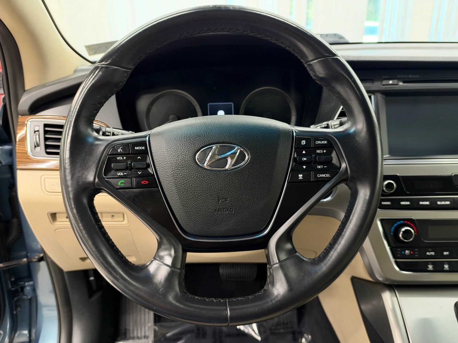 Used 2017 Hyundai Sonata Limited w/ Ultimate Package 04 FWD image 28