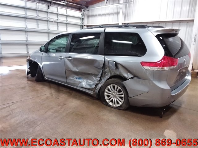 Used 2014 Toyota Sienna XLE w/ Entertainment Package FWD image 3