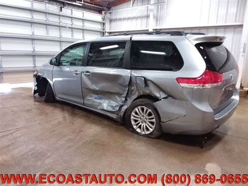 Used 2014 Toyota Sienna XLE image 3