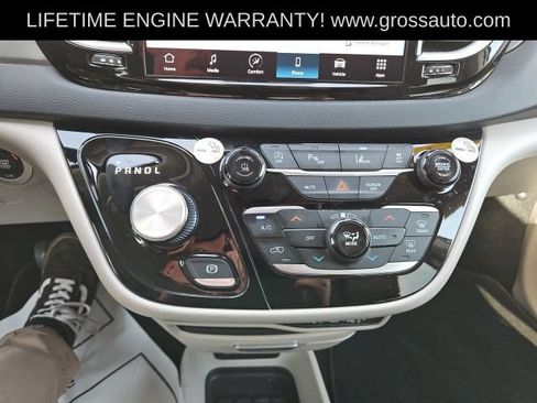 Used 2023 Chrysler Pacifica Touring-L FWD image 21