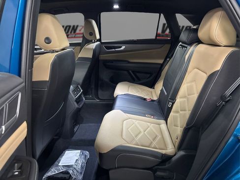 Used 2024 Volkswagen Atlas Cross Sport SE w/ Panoramic Sunroof Package image 10