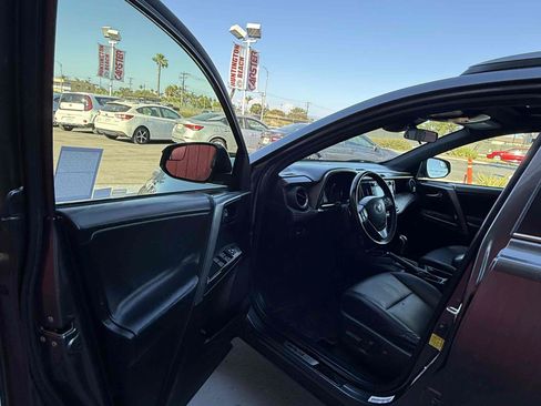 Used 2018 Toyota RAV4 SE w/ All Weather Liner Package FWD image 98