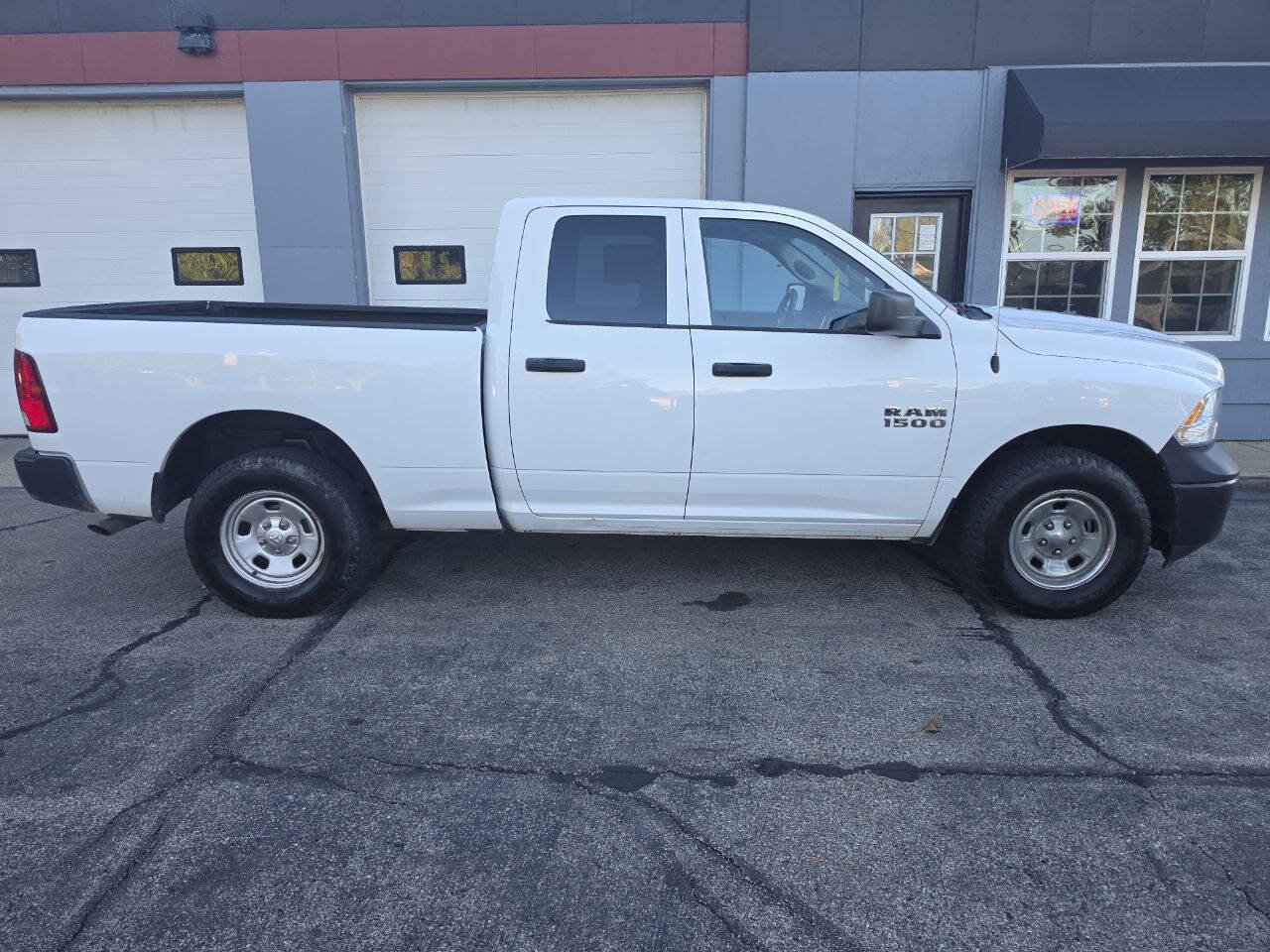 Used 2018 RAM 1500 ST AWD/4WD image 2