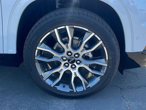 New 2026 GMC Acadia Denali Ultimate w/ LPO, Floor Liner Package AWD/4WD image 9