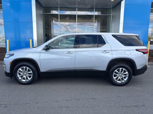 Used 2022 Chevrolet Traverse LS image 9