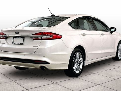 Used 2018 Ford Fusion SE w/ Fusion SE Technology Package image 11