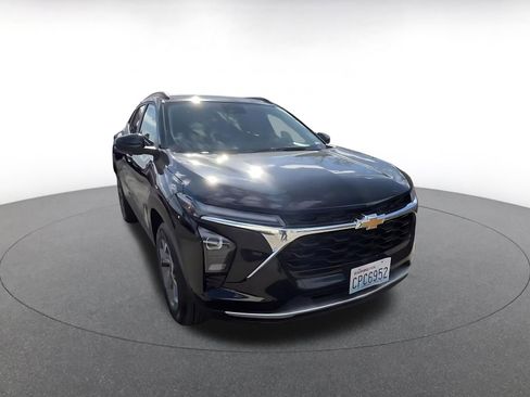 Used 2025 Chevrolet Trax LT image 3