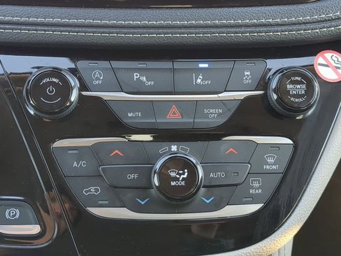 Used 2024 Chrysler Pacifica Limited image 25