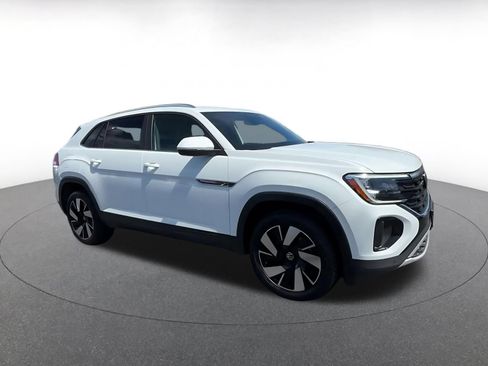 Used 2025 Volkswagen Atlas Cross Sport SE FWD image 2