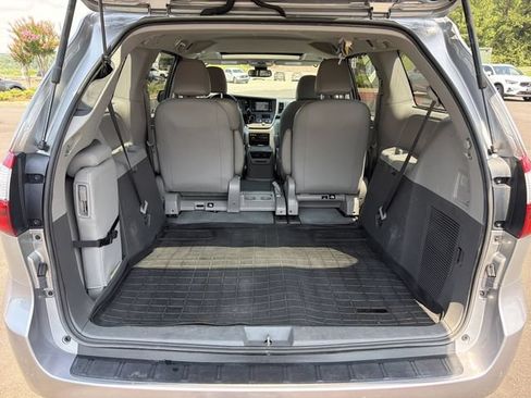 Used 2018 Toyota Sienna XLE w/ XLE Navigation Package FWD image 31