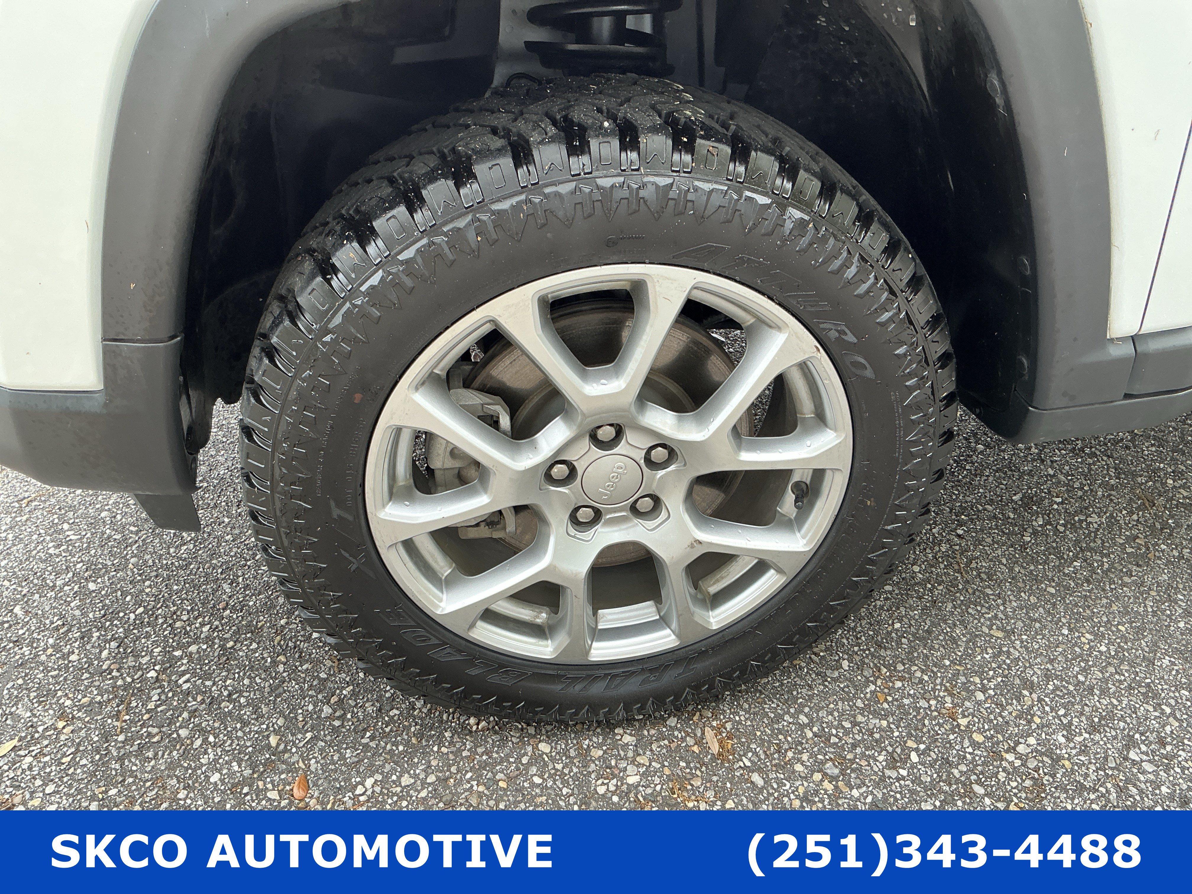 Used 2023 Jeep Compass Latitude w/ Sun and Sound Group AWD/4WD image 9