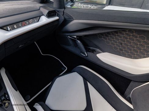 Used 2025 Lamborghini Revuelto image 11