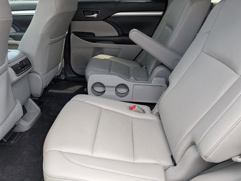 Used 2019 Toyota Highlander XLE image 10