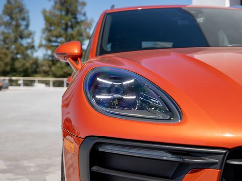 Certified 2025 Porsche Macan AWD/4WD image 27
