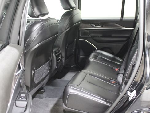 Used 2023 Jeep Grand Cherokee Limited w/ Black Appearance Package image 29