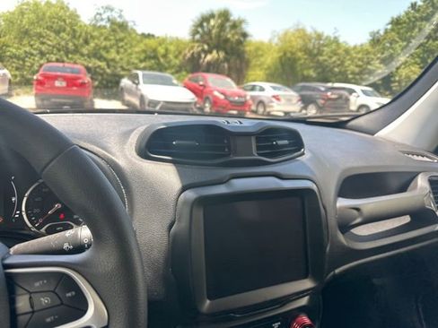 Used 2023 Jeep Renegade Latitude AWD/4WD image 17