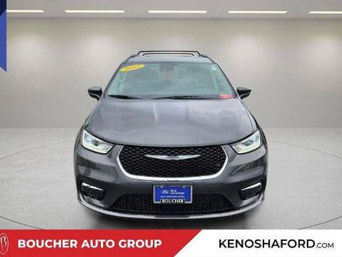Used 2022 Chrysler Pacifica Touring-L FWD image 2