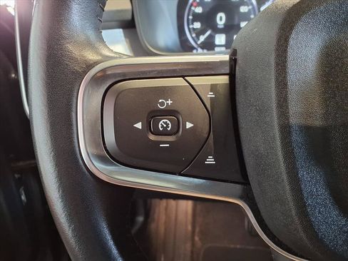 Used 2021 Volvo XC40 T4 Momentum image 25