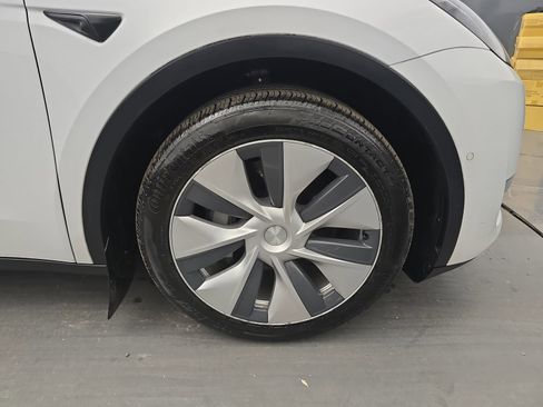 Used 2021 Tesla Model Y Long Range image 9