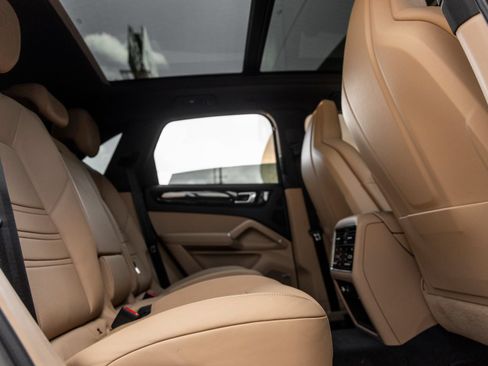 Certified 2023 Porsche Cayenne AWD/4WD image 42