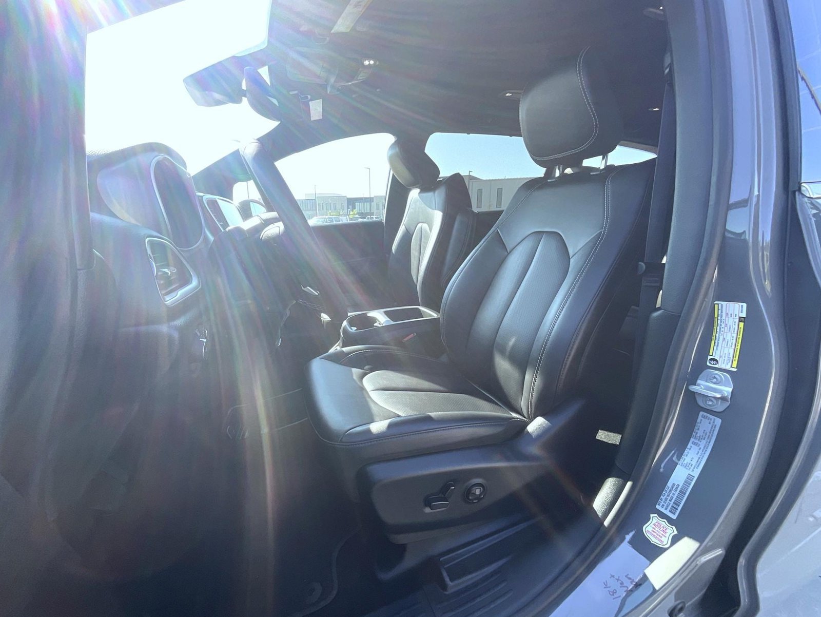 Used 2025 Chrysler Pacifica Select FWD image 11