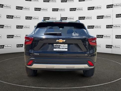 Used 2025 Chevrolet Trax LT w/ LT Convenience Package FWD image 5
