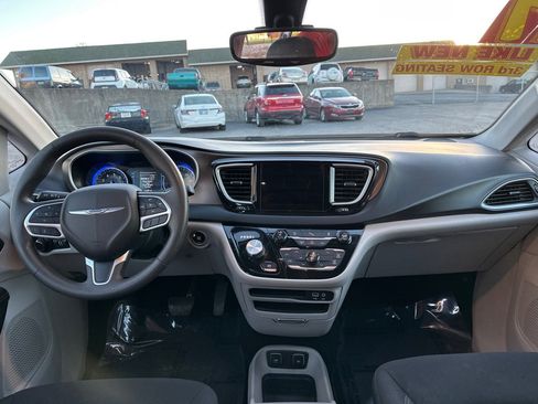 Used 2017 Chrysler Pacifica Touring image 14