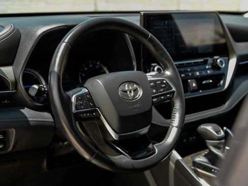 Used 2020 Toyota Highlander Limited FWD image 18